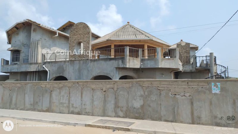 Villa spacieuse de standing avec attestation de recasement en angle de rue