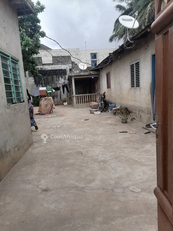 Villa spacieuse de 3 pièces avec boutiques et commodités modernes en angle de rue