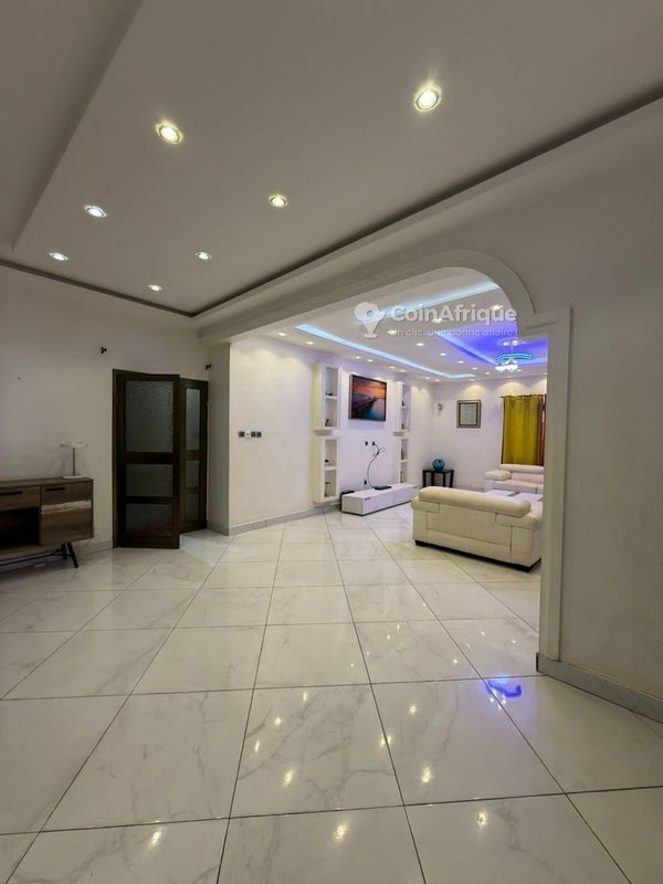 Villa luxueuse de 5 pièces avec jardin et garage spacieux