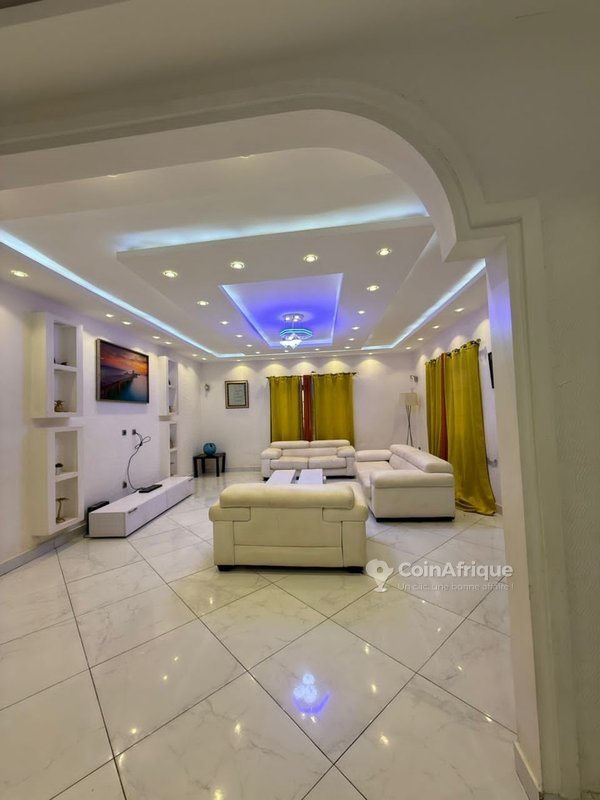 Villa luxueuse de 5 pièces avec jardin et garage spacieux