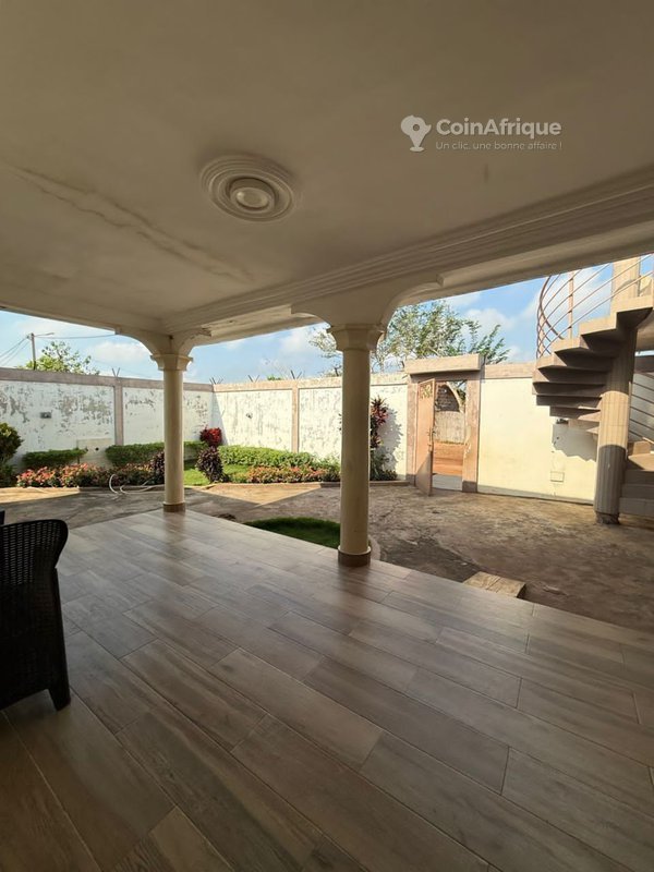 Villa luxueuse de 5 pièces avec jardin et garage spacieux