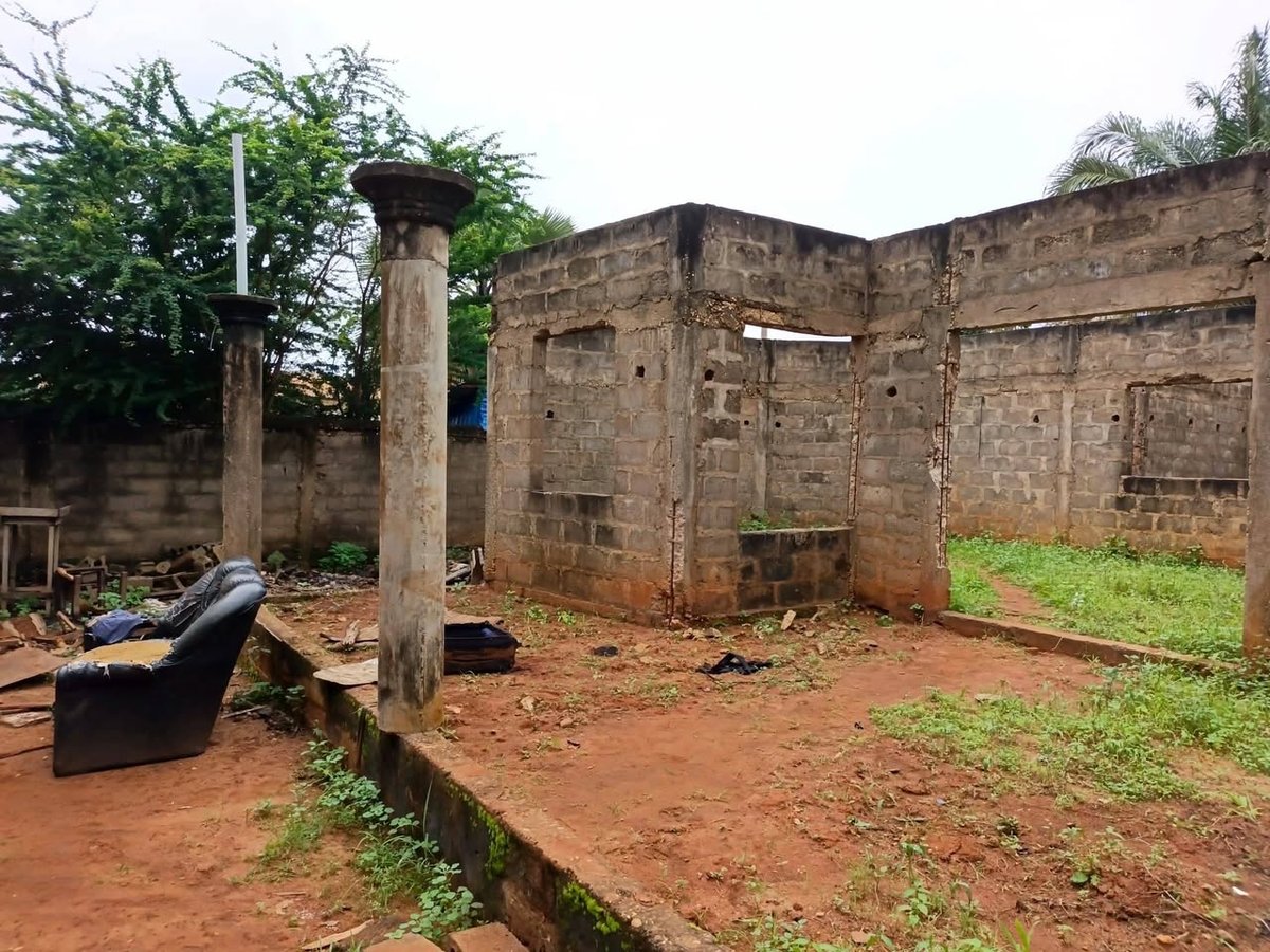 Maison inachevée de 4 pièces avec permis d'habiter et arrière-cour spacieuse