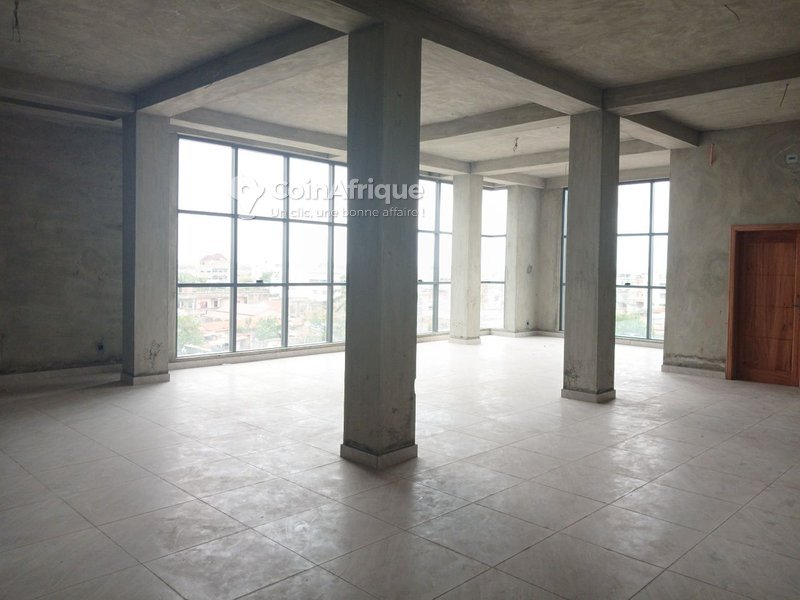 Immeuble professionnel de 4 pièces avec bureaux modernes et emplacement stratégique