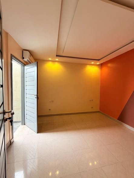 Villa luxueuse de 3 chambres avec climatisation et cour gazonnée