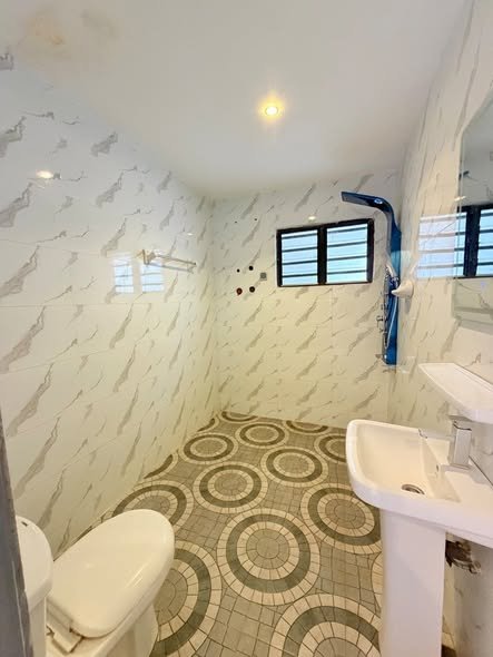 Villa luxueuse de 3 chambres avec climatisation et cour gazonnée