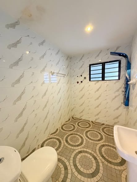 Villa luxueuse de 3 chambres avec climatisation et cour gazonnée