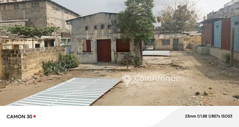 Terrain exceptionnel de 10 000 m² avec titre foncier personnel et visibilité optimale