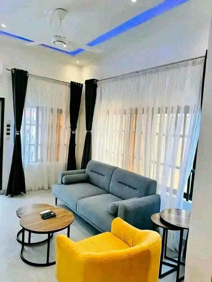 Appartement meublé d'une pièce avec entrée personnelle, jardin et garage