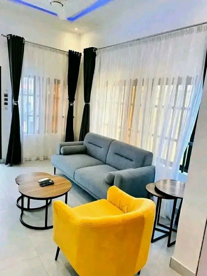 Appartement meublé d'une pièce avec entrée personnelle, jardin et garage