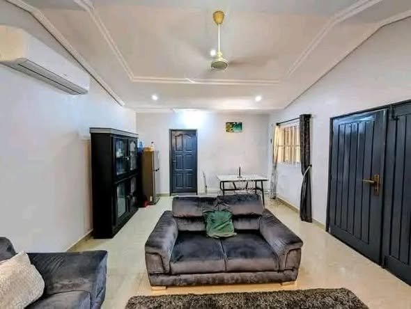 Villa luxueuse de 2 pièces avec jardin et garage spacieux en bord de mer