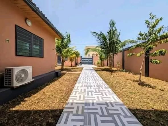 Villa luxueuse de 2 pièces avec jardin et garage spacieux en bord de mer