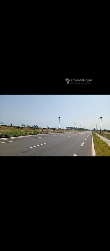 Terrain viabilisé de 500 m² avec titre foncier global en bordure de route goudronnée