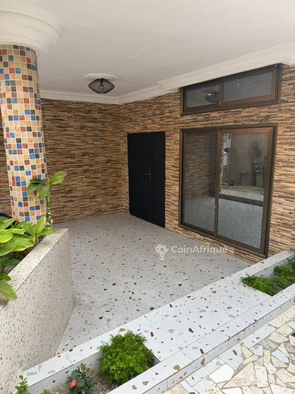 Appartement meublé de 3 pièces avec cuisine moderne et garage double