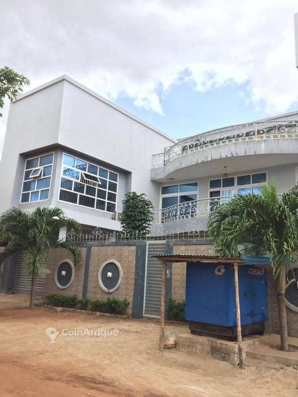 Vente d'une maison à étages meublée