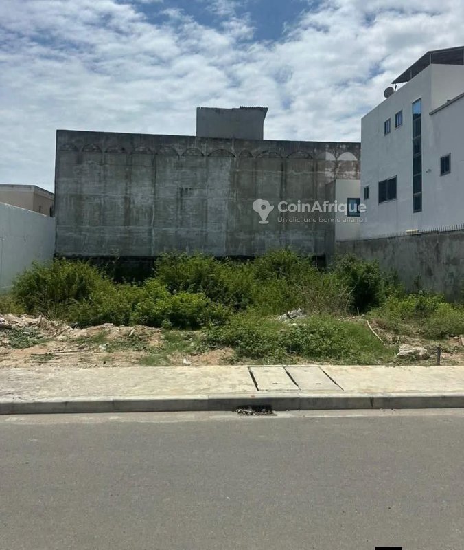 Terrain clôturé de 400 m² avec titre foncier personnel en zone résidentielle prisée