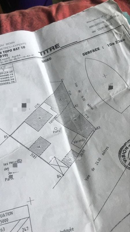 Terrain spacieux de 1023 m² en angle de rue avec documents complets