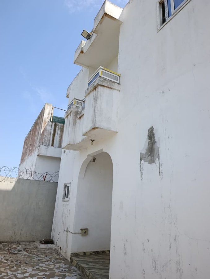 Villa luxueuse R+1 avec 3 chambres, garage couvert et vaste terrasse