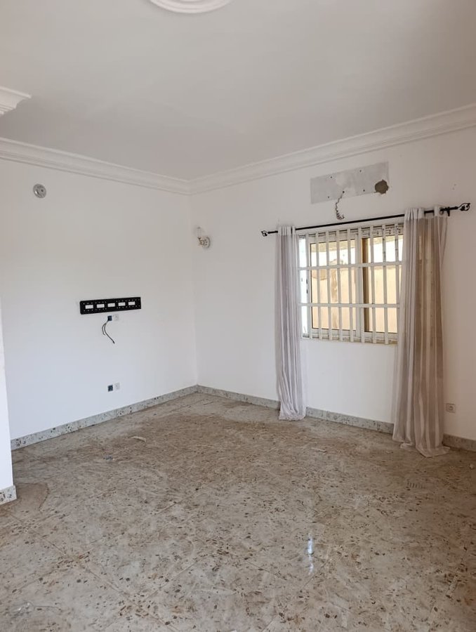 Villa luxueuse R+1 avec 3 chambres, garage couvert et vaste terrasse