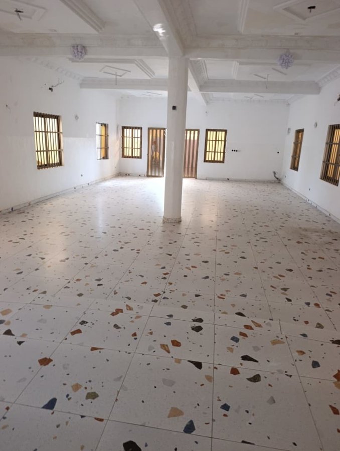 Villa luxueuse R+1 avec 3 chambres, garage couvert et vaste terrasse