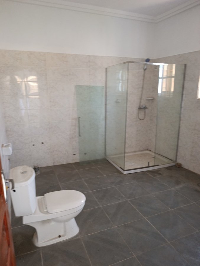 Villa luxueuse R+1 avec 3 chambres, garage couvert et vaste terrasse