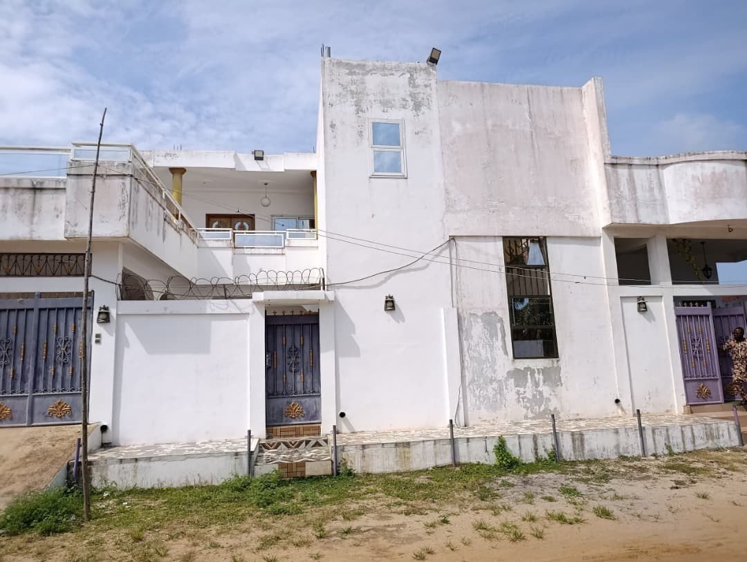 Villa luxueuse R+1 avec 3 chambres, garage couvert et vaste terrasse