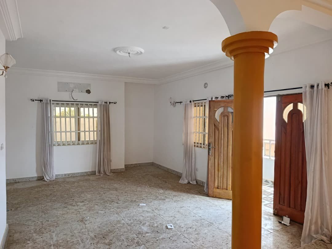 Villa luxueuse R+1 avec 3 chambres, garage couvert et vaste terrasse