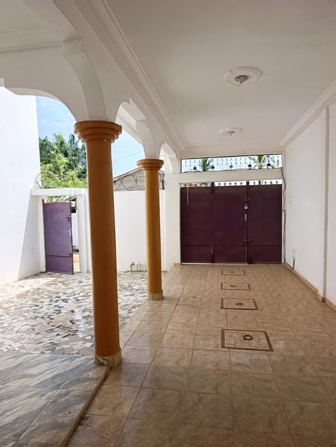 Villa luxueuse R+1 avec 3 chambres, garage couvert et vaste terrasse