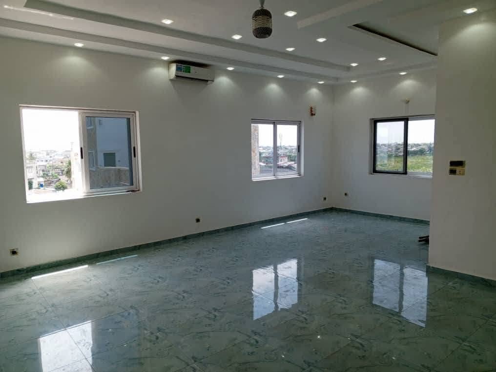 Appartement meublé 3 pièces avec terrasses spacieuses et climatisation intégrale