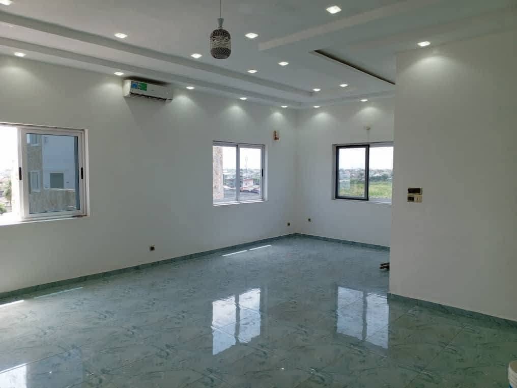 Appartement meublé 3 pièces avec terrasses spacieuses et climatisation intégrale