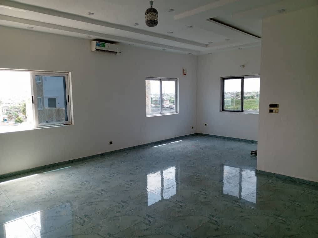 Appartement meublé 3 pièces avec terrasses spacieuses et climatisation intégrale