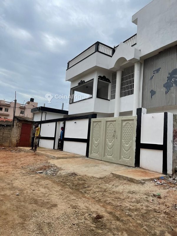 Villa spacieuse R+2 avec espaces polyvalents et détente haut de gamme