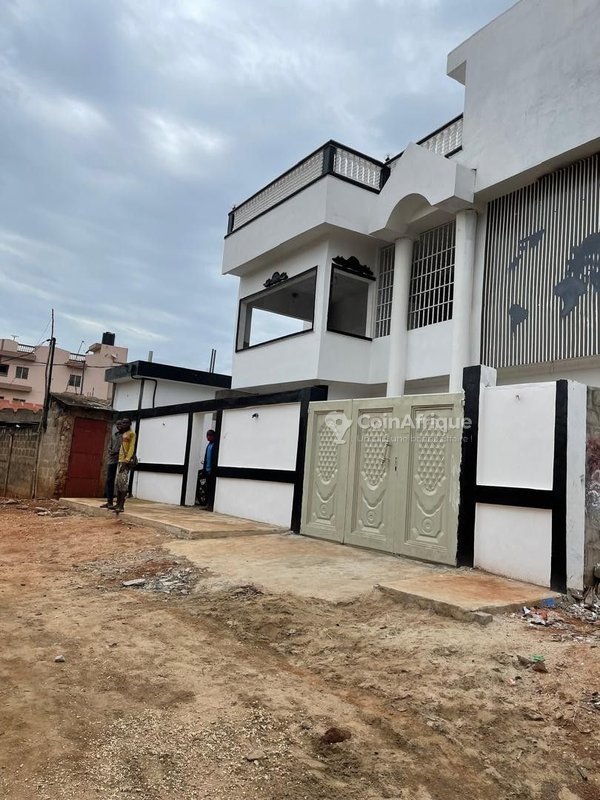 Villa spacieuse R+2 avec espaces polyvalents et détente haut de gamme