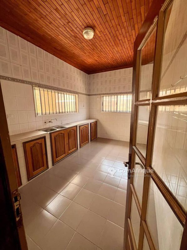 Villa luxueuse de 4 pièces avec salon aéré et emplacement privilégié près de la plage