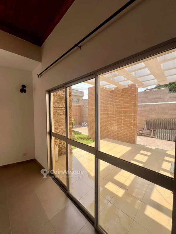 Villa luxueuse de 4 pièces avec salon aéré et emplacement privilégié près de la plage