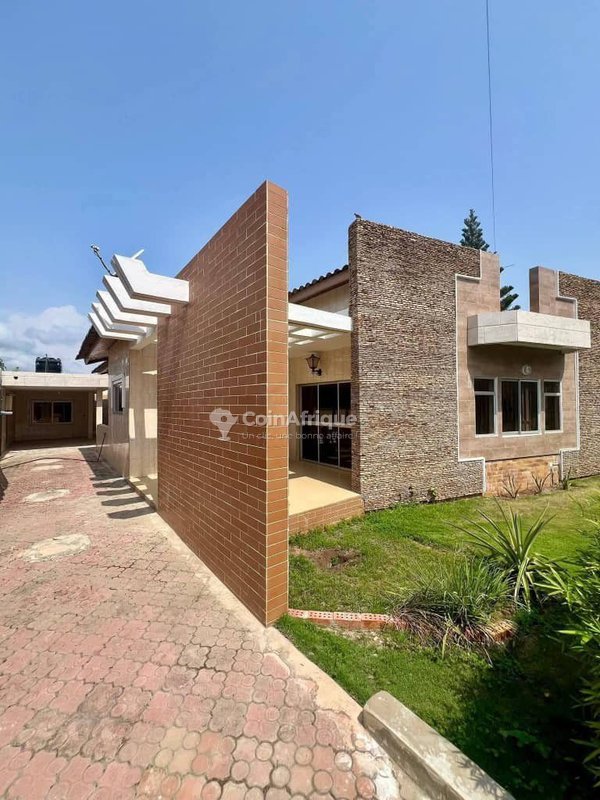 Villa luxueuse de 4 pièces avec salon aéré et emplacement privilégié près de la plage