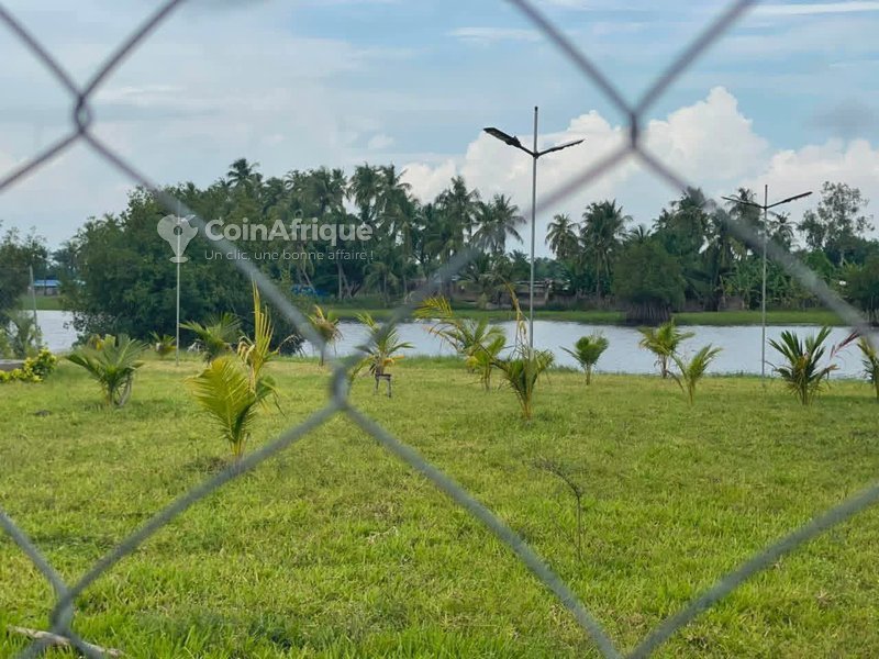 Terrain constructible de 330m² avec titre foncier et accès privilégié