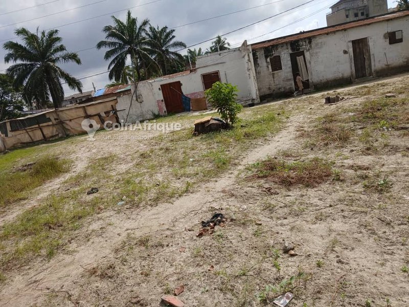 Terrain exceptionnel de 3125 m² avec titre foncier personnel et accès à deux rues