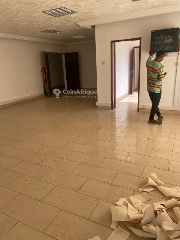 Bureau spacieux de 5 pièces avec placards intégrés au premier étage