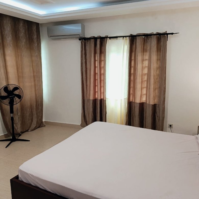 Appartement meublé de 3 pièces avec climatisation et accès immédiat à la plage