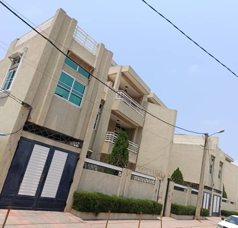 Appartement meublé de 3 pièces avec climatisation et accès immédiat à la plage