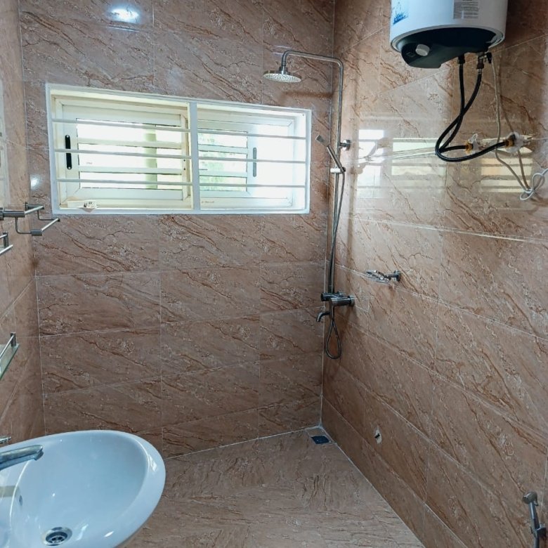 Appartement meublé de 3 pièces avec climatisation et accès immédiat à la plage