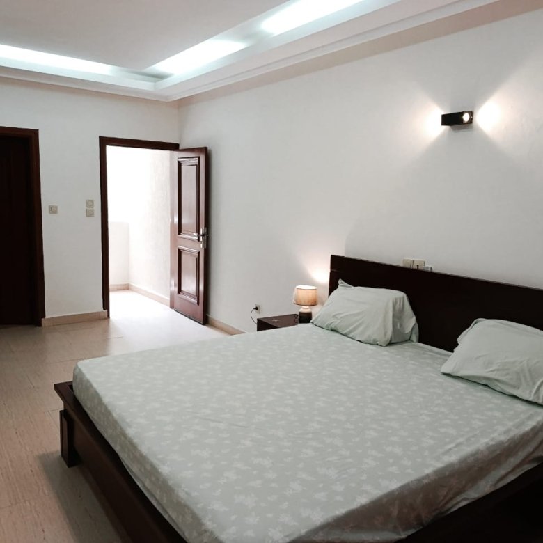 Appartement meublé de 3 pièces avec climatisation et accès immédiat à la plage