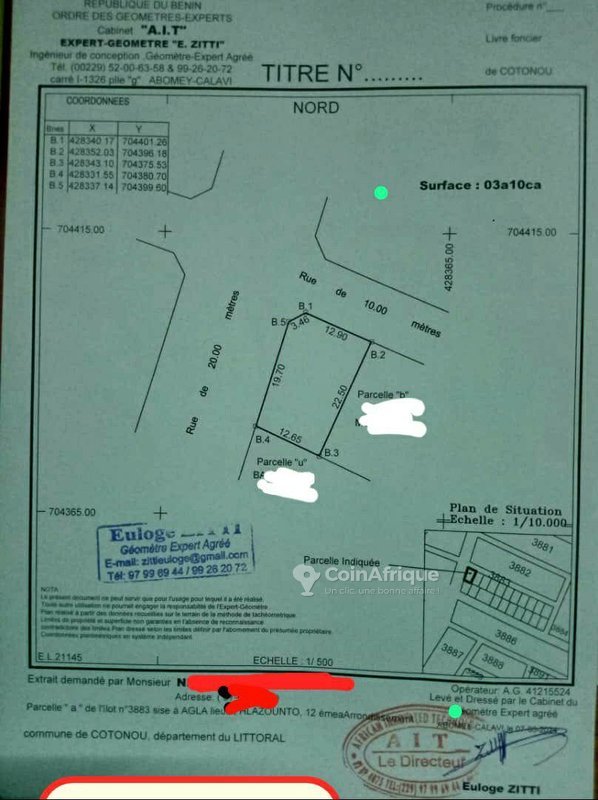 Terrain en angle de rue au bord du goudron avec documents administratifs complets