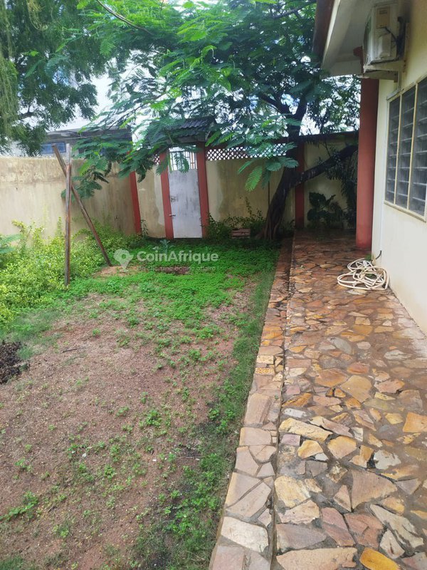 Villa spacieuse de 4 chambres avec jardin et garages privés