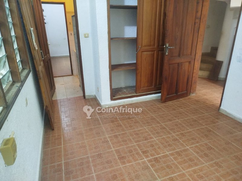 Villa spacieuse de 4 chambres avec jardin et garages privés