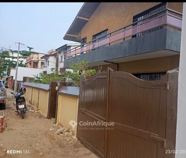 Villa luxueuse de 5 pièces avec jardin et titre foncier en zone résidentielle