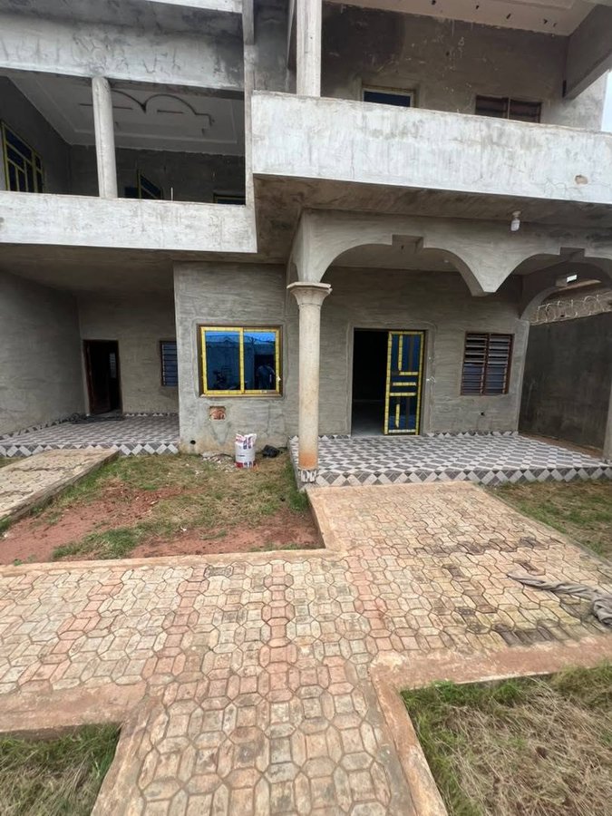 Villa spacieuse de 6 pièces avec garage double et titre foncier