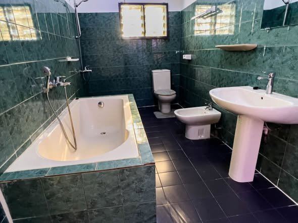 Villa luxueuse de 6 chambres avec vue directe sur la mer et équipements haut de gamme