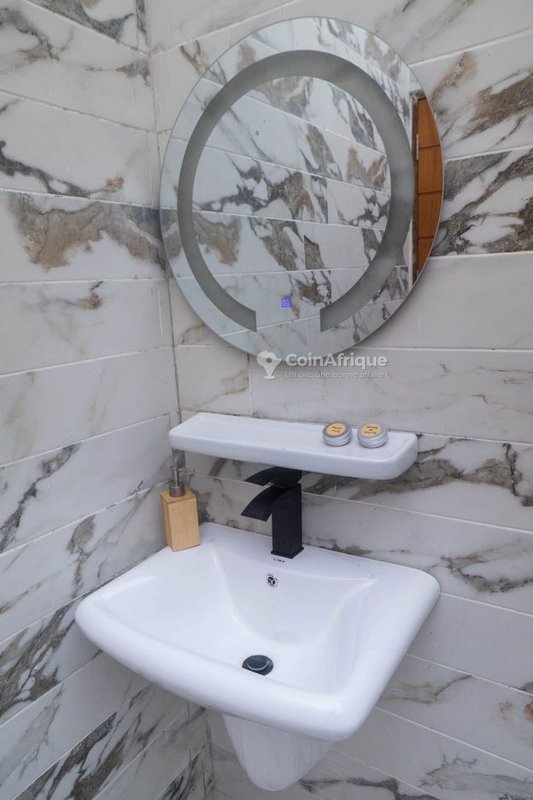 Appartement meublé de 3 pièces avec cuisine équipée et sécurité optimale