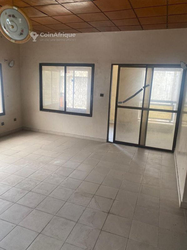 Villa spacieuse R+1 avec 9 chambres et titre foncier sécurisé